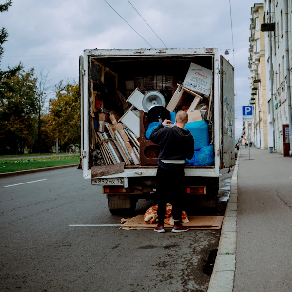 Beladung eines Umzugs-LKW mit Möbeln und Hausrat in der Innenstadt