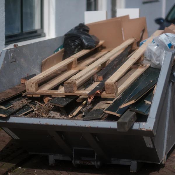 Container mit Altholz und Sperrmüll nach einer Räumung