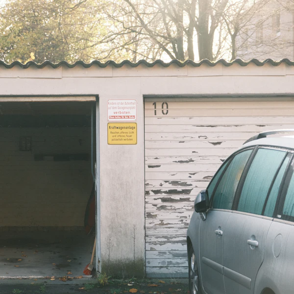Garagenhof mit geöffneter Garage vor der Garagenräumung