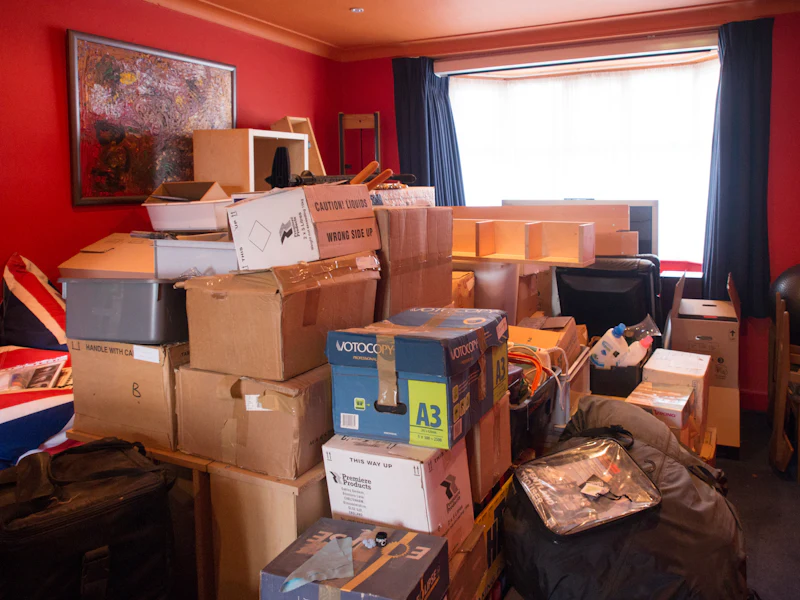 Zimmer voller Umzugskartons und Hausrat (vorher, Symbolbild)
