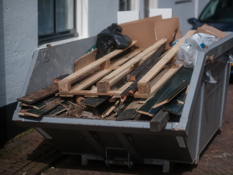 Container mit Altholz (vorher, Symbolbild)