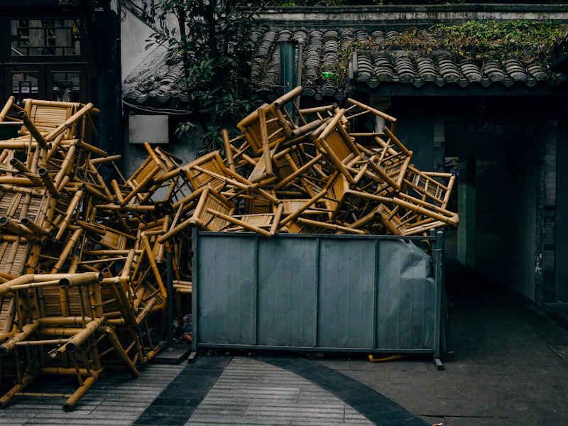 Container voller ausrangierter Stühle (vorher, Symbolbild)