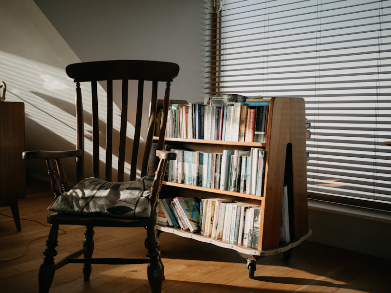 Schaukelstuhl neben einem Bücherregal (vorher, Symbolbild)