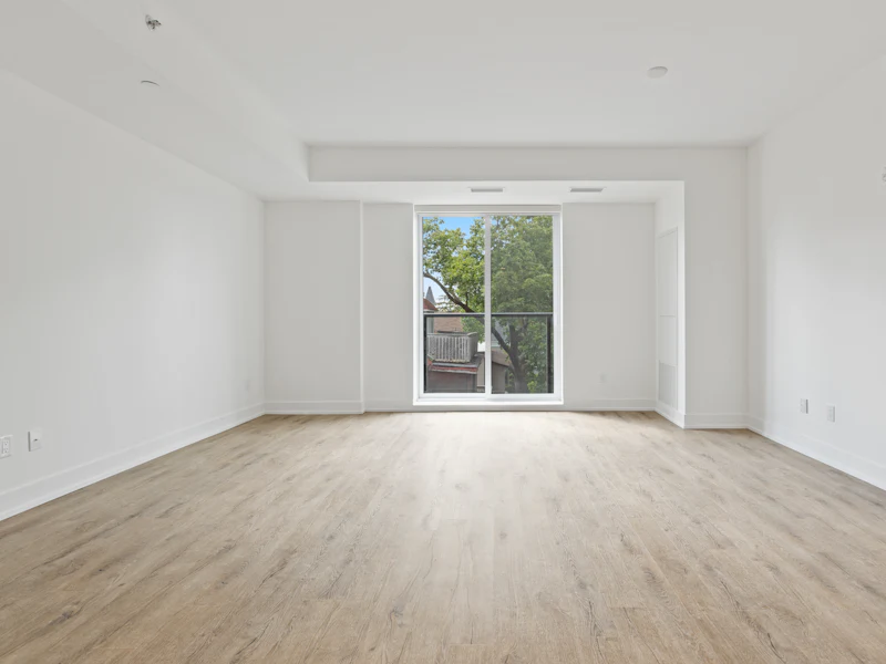 Vollgestellte Garage mit Werkzeug und Regalen – leer und sauber (nachher, Symbolbild)