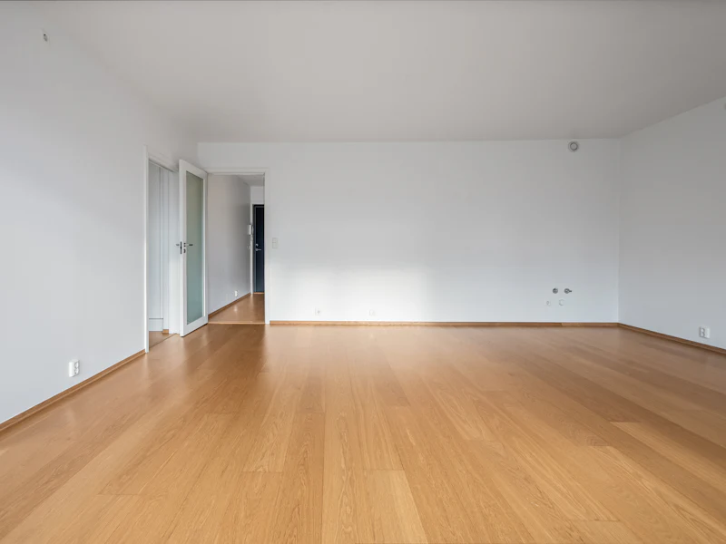 Leerer Dachboden mit Holzbalken – leer und sauber (nachher, Symbolbild)