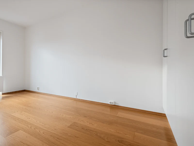 Schaukelstuhl neben einem Bücherregal – bereit für die Übergabe (nachher, Symbolbild)