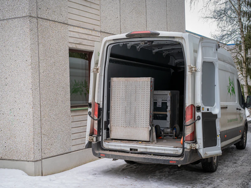 Geöffneter Transporter mit Möbeln (vorher, Symbolbild)
