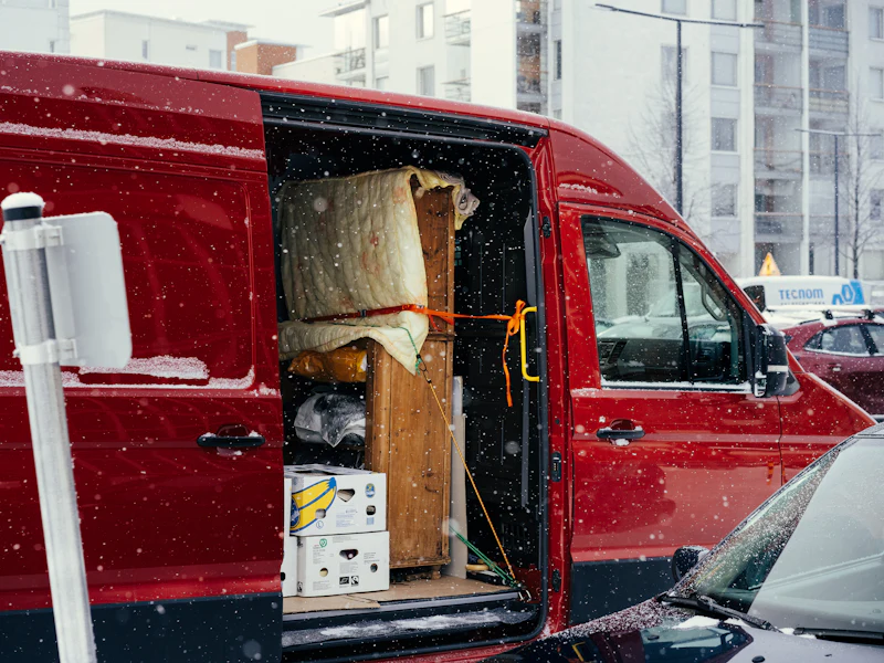 Roter Transporter voller Hausrat (vorher, Symbolbild)