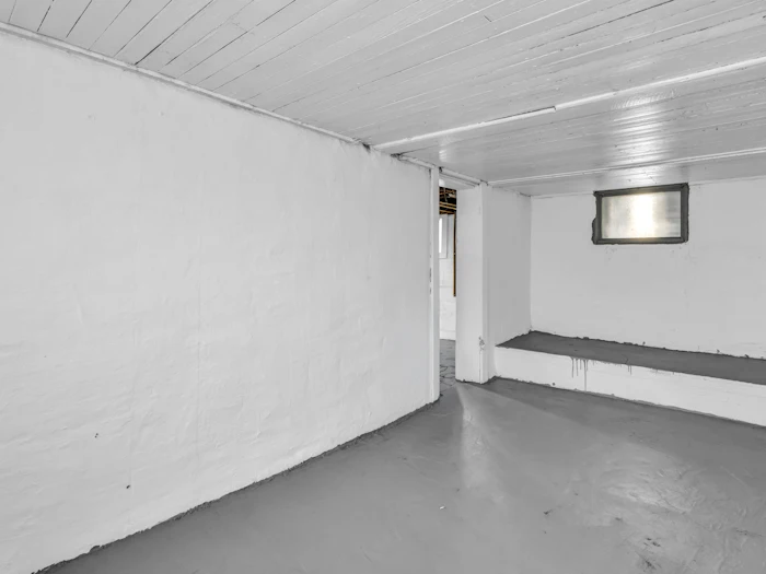 Vollgestellte Garage – komplett leer übergeben – nachher: geräumt und besenrein